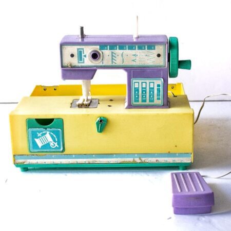 Maquinita de Coser Funcional Años 70 - Imagen 3