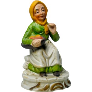 Figura Vintage de Cerámica Anciana con Cesta de Frutas Pintada a Mano – Hecho en Taiwán Años 50