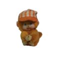 Monchicchi / Monchhichi Clip Vintage | Gorro Naranja a Rayas | Años 70–80 - Imagen 1